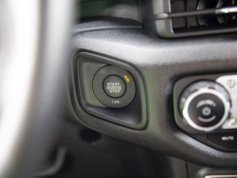 Used 2024 Jeep Gladiator Sport AWD/4WD image 13