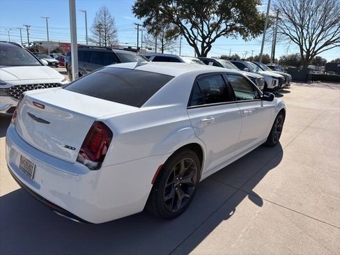 Used 2023 Chrysler 300 Touring L w/ Comfort Group image 3