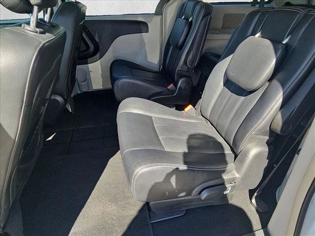 Used 2016 Chrysler Town & Country Touring FWD image 19