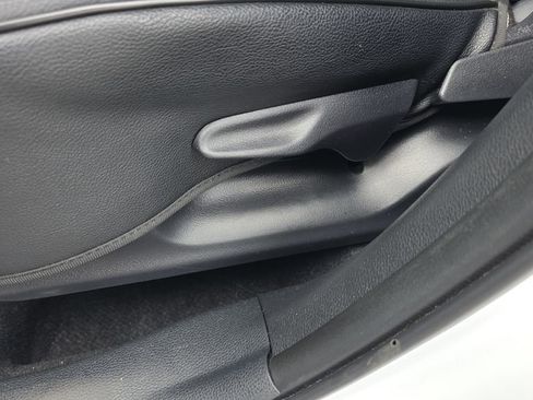 Used 2025 Toyota Corolla Cross L image 27