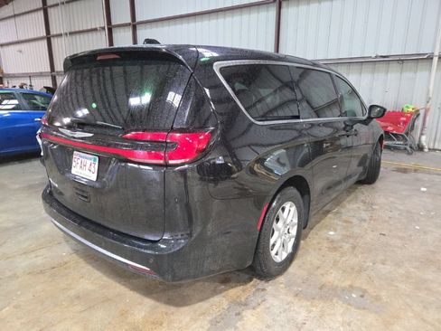 Used 2025 Chrysler Pacifica Select FWD image 9