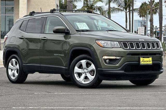 Used 2017 Jeep Compass Latitude FWD image 2