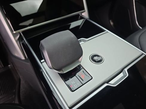 Used 2025 Land Rover Range Rover SE image 25