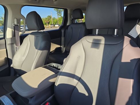 New 2026 Kia Carnival FWD image 21