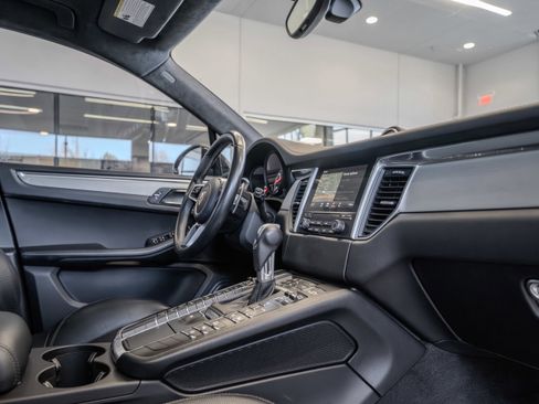 Used 2018 Porsche Macan Turbo w/ Premium Package Plus image 18