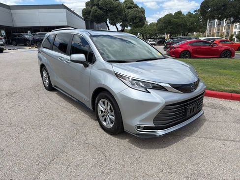 Used 2021 Toyota Sienna Limited AWD/4WD image 2