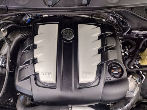 Used 2012 Volkswagen Touareg TDI image 6