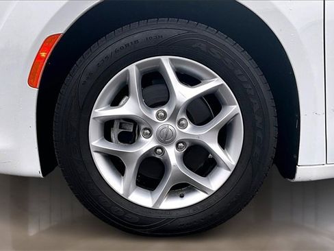 Used 2019 Chrysler Pacifica Touring Plus w/ Tire & Wheel Group image 30