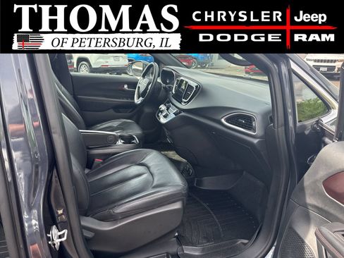 Used 2020 Chrysler Pacifica Touring-L FWD image 23