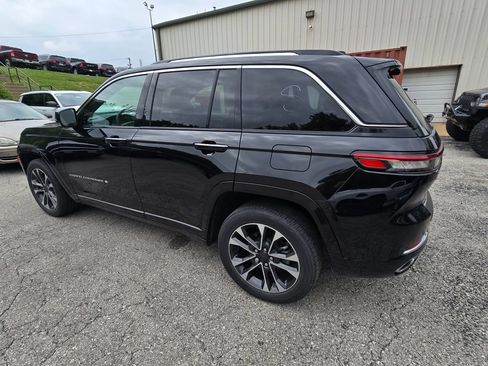 Used 2023 Jeep Grand Cherokee Overland w/ Luxury Tech Group IV AWD/4WD image 4