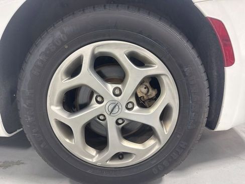 Used 2023 Chrysler Pacifica Limited image 9