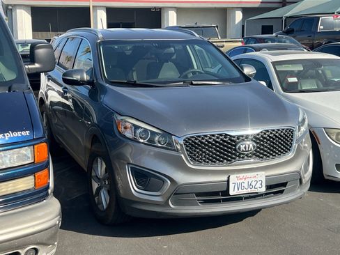 Used 2017 Kia Sorento AWD image 2