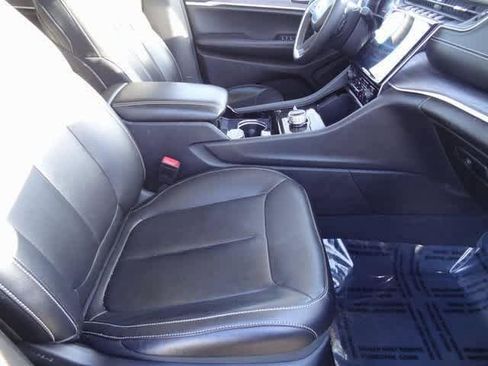 Used 2023 Jeep Grand Cherokee Limited image 16