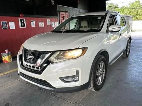 Used 2017 Nissan Rogue SV w/ SV Premium Package FWD image 11