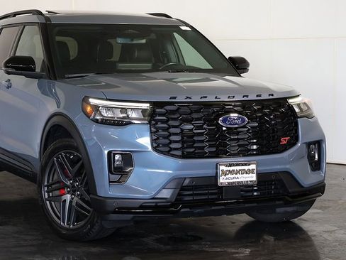 Used 2025 Ford Explorer ST AWD/4WD image 6