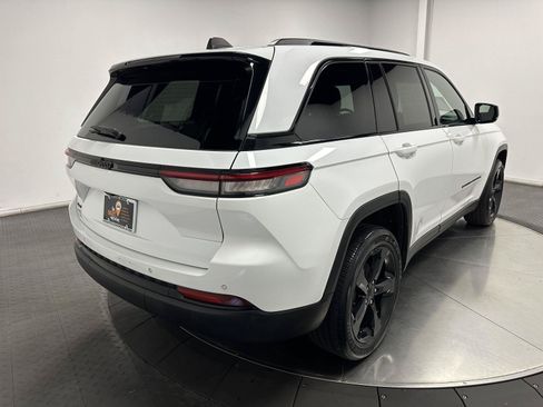 Used 2023 Jeep Grand Cherokee Altitude AWD/4WD image 13