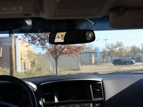 Used 2018 Nissan Pathfinder SV image 21