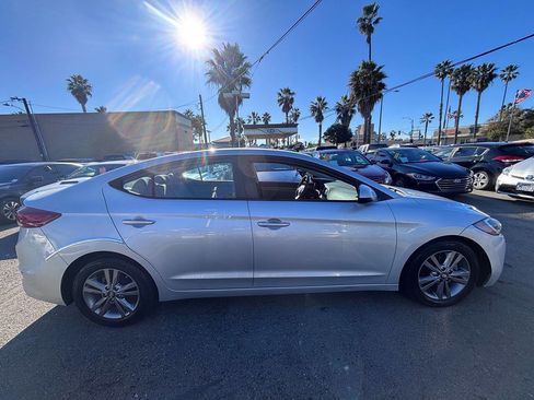 Used 2017 Hyundai Elantra SE image 4