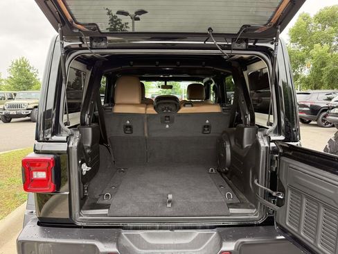 Used 2022 Jeep Wrangler Unlimited Rubicon w/ LED Lighting Group AWD/4WD image 34