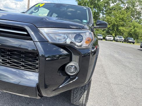 Used 2024 Toyota 4Runner SR5 AWD/4WD image 10