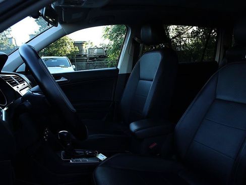 Used 2019 Volkswagen Tiguan SE w/ Panoramic Sunroof Package FWD image 10