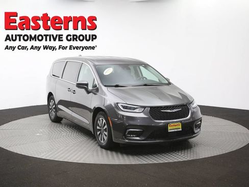 Used 2022 Chrysler Pacifica Touring-L w/ Uconnect Theater Family Group FWD image 51