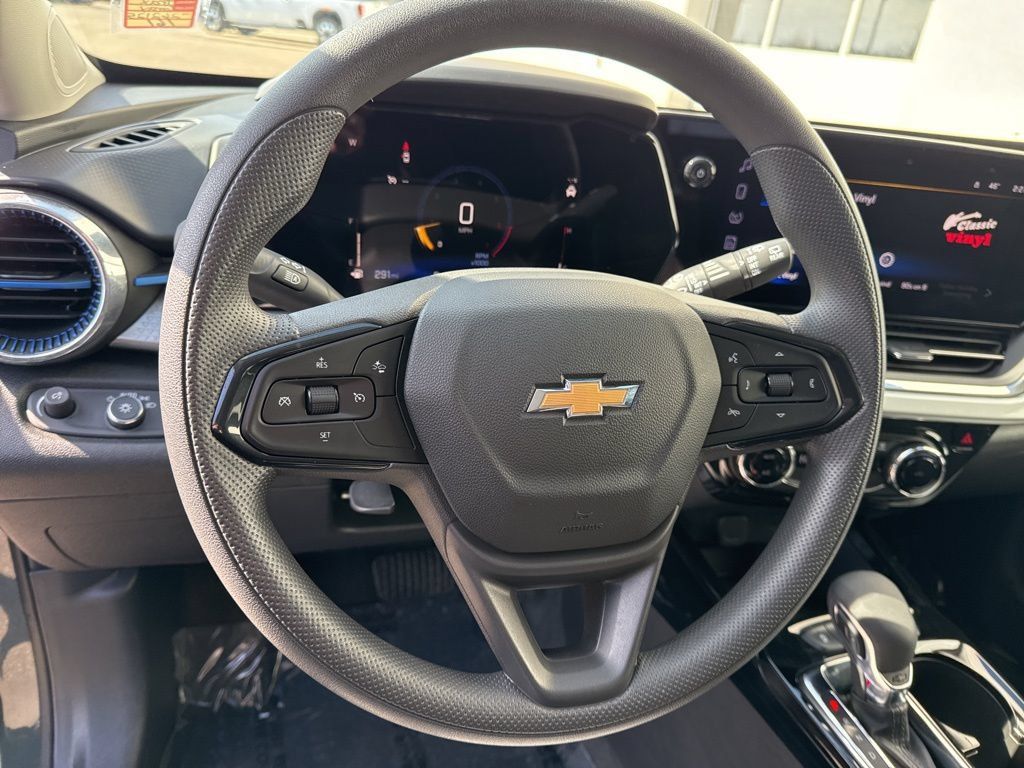 Used 2025 Chevrolet Trax LT FWD image 13
