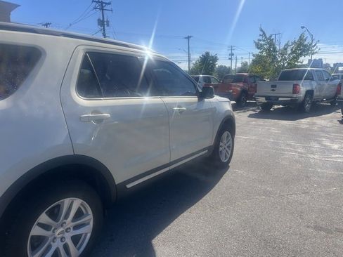 Used 2018 Ford Explorer XLT w/ Equipment Group 201A image 8