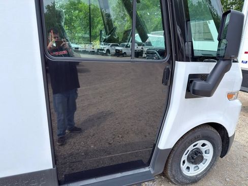 Used 2024 Chevrolet Brightdrop 400 w/ Commercial Equipment Package AWD/4WD image 8