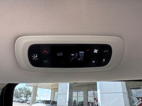 Used 2024 Chrysler Pacifica Touring-L FWD image 12