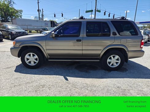 Used 2001 Nissan Pathfinder LE image 2