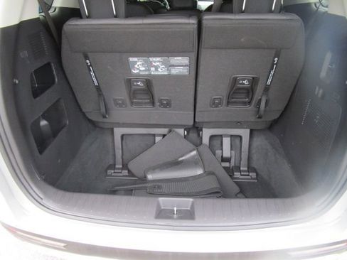 Used 2024 Kia Carnival EX FWD image 6