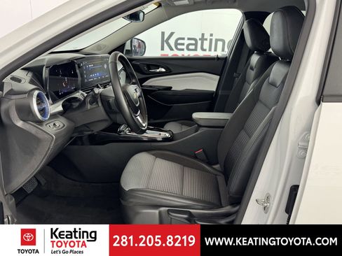 Used 2025 Chevrolet Trax LT w/ LT Convenience Package image 14