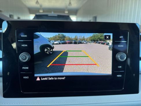 Used 2025 Volkswagen Taos SE image 17