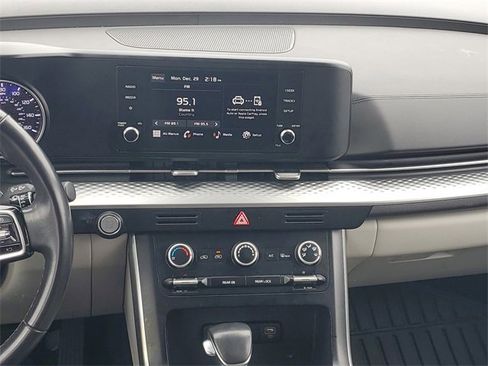 Used 2024 Kia Carnival LX image 13