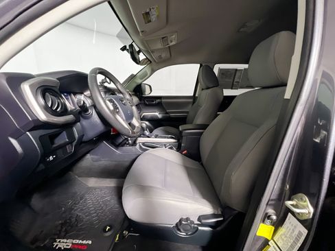 Used 2017 Toyota Tacoma SR5 w/ Tow Package RWD image 12
