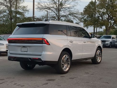 New 2025 Lincoln Navigator Reserve image 3