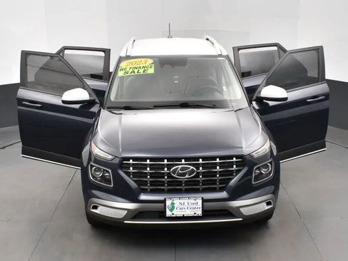 Used 2023 Hyundai Venue Limited FWD image 10