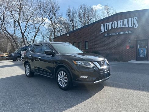 Used 2020 Nissan Rogue SV image 1