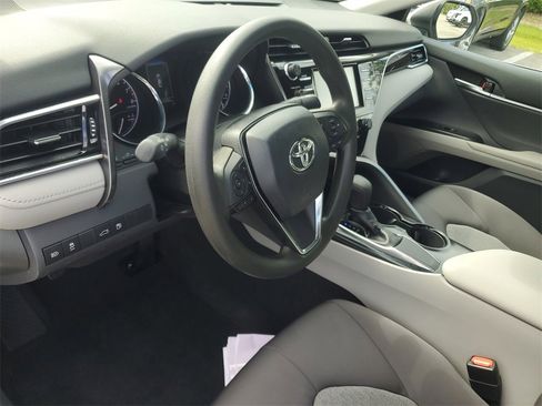 Used 2018 Toyota Camry LE image 18