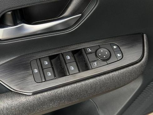 Certified 2025 Nissan Kicks SV FWD image 19