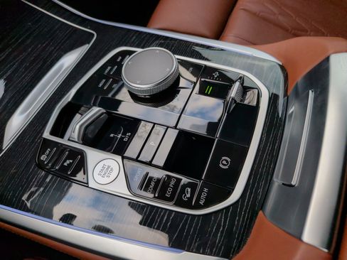 Certified 2024 BMW X7 xDrive40i w/ M Sport Package image 21