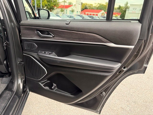Used 2023 Jeep Grand Cherokee L Limited w/ Luxury Tech Group II AWD/4WD image 28