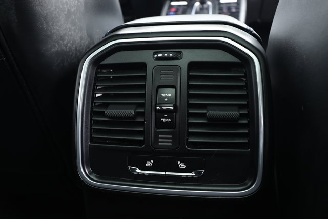 Used 2022 Porsche Macan AWD/4WD image 36