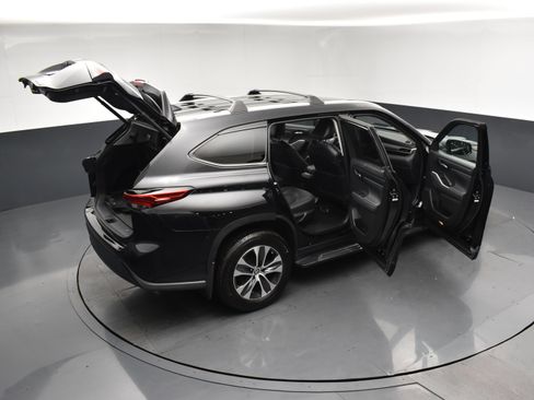Used 2023 Toyota Highlander XLE AWD/4WD image 28