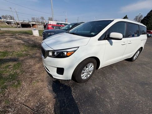 Used 2017 Kia Sedona LX w/ LX Essentials Premium Package image 1