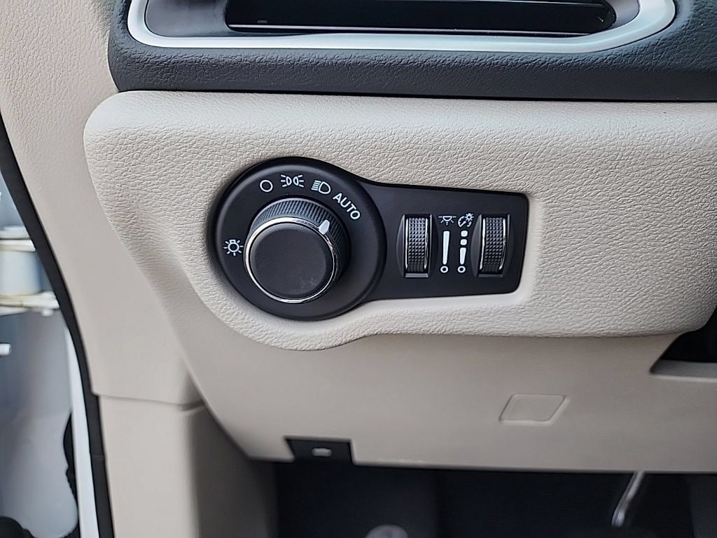 Used 2023 Chrysler Voyager LX FWD image 11