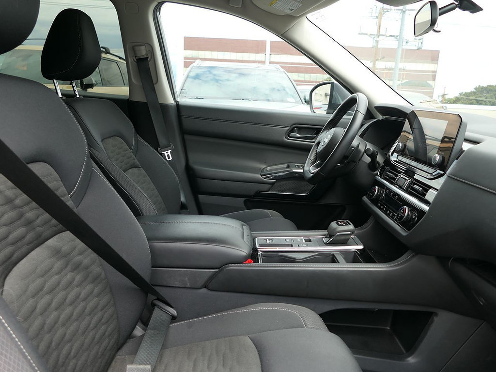 Used 2025 Nissan Pathfinder SV FWD image 40