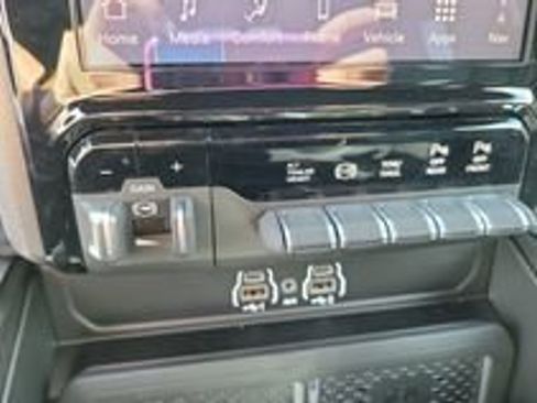 New 2026 RAM 3500 Laramie AWD/4WD image 17