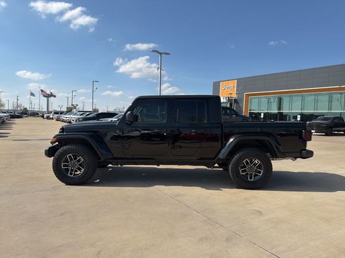 Used 2024 Jeep Gladiator Sport image 2